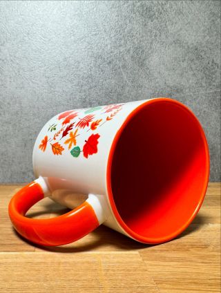 Upgradovala jsem podzimní hrneček s listy 🍁 tentokrát je barevný - s oranžovým vnitřkem a ouškem 🧡 pro dokonalou podzimní...