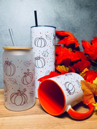 🍂🎃 Podzim v plné parádě! Přináším vám novou sérii s motivem dýní a listů – hrnek, termo kelímek i matnou skleničku. Každý...