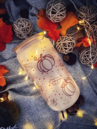 Podzimní sklenička s dýněmi 🎃 a podzimní vibe v každém doušku 🍁☕✨ Dýně, světýlka, káva a hřejivá atmosféra – přesně tohle...