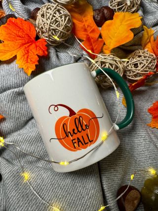 Podzimní hrnek s dýničkou 🎃💚 Podzim je tady a s ním i hrnek, který nesmí chybět 🍂☕ Z jedné strany nápis Hello Fall s dýní...
