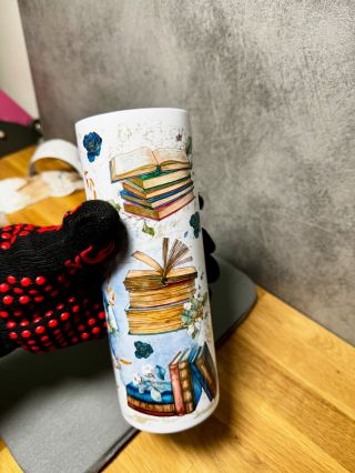 Cool dárek pro knihomoly - termo kelímek na kávu s knihami v modré barvě s vintage detaily a květinkami ☕️💙📖 Na webu...